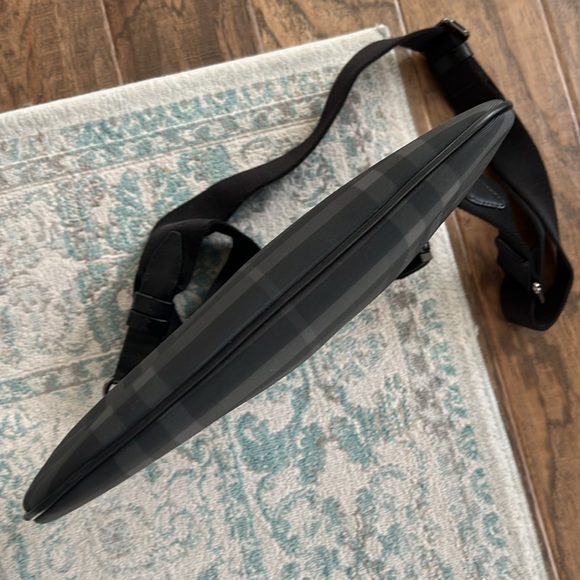 Men’s Burberry crossbody bag - Picture 6 of 7